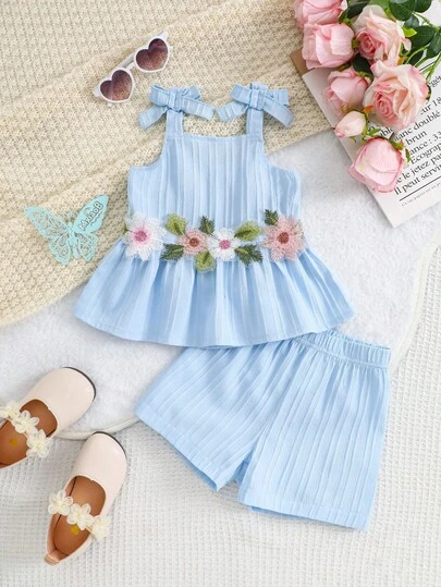 Bộ đồ mùa xuân/hè 2 món cho bé gái, kiểu dáng ngọt ngào và tươi tắn: Vải kẻ sọc dọc, thiết kế dây đeo cổ điển, nơ trang trí trên dây đeo vai, thêu hoa tinh tế ở eo, phù hợp cho các hoạt động hàng ngày, tiệc tùng, một món quà chu đáo dành cho bé.