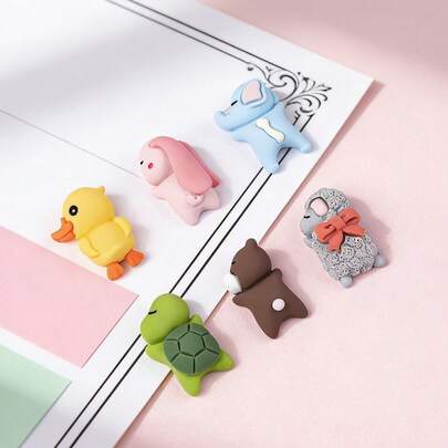 Bộ 6 món phụ kiện trang trí hình động vật hoạt hình mini bằng nhựa, bao gồm vịt vàng dễ thương, rùa, thỏ hồng và nhiều hơn nữa. Kết cấu bo tròn và màu sắc nhẹ nhàng tái hiện những tư thế sống động của các thú cưng đáng yêu, có thể dùng để trang trí tiểu cảnh, đồ trang trí bàn làm việc, góc phòng, mang đến sức sống tự nhiên và bầu không khí thư thái cho không gian. Dù đặt trên bàn làm việc, bệ cửa sổ hay trong thế giới thủ công, chúng đều mang lại cảm giác tươi mới và dịu dàng như một khu rừng mùa xuân. Mong rằng mỗi ngày của bạn sẽ tươi sáng và ngọt ngào như những sinh vật nhỏ bé này.