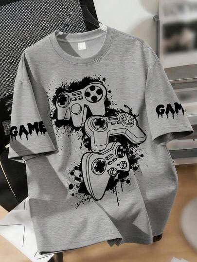 男童宽松印花T恤，泼墨游戏手柄图案，袖子上印有“GAME”字样滴墨标语，休闲落肩设计，适合上学、电竞比赛、日常休闲穿着，夏季青少年服装