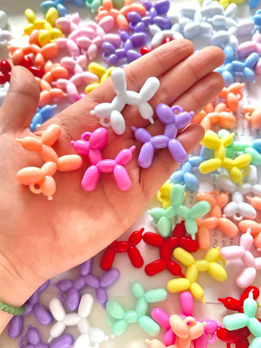 Conjunto de 12 pingentes de cachorro em acrílico, cores sortidas, estilo desenho animado. Lindos pingentes coloridos de cachorro, ideais para artesanato em joias, chaveiros e capas de celular. - Multicolorido - Ver 1