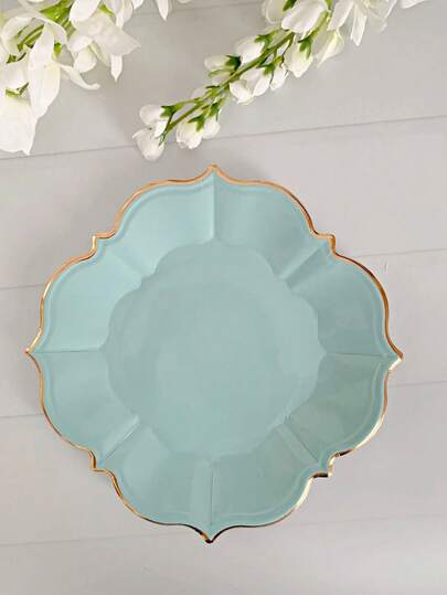 10 pièces/30 pièces/50 pièces Assiettes en papier jetables bleu ciel avec bord ondulé doré, convient pour les anniversaires, les enterrements de vie de jeune fille et autres événements, assiettes de fête en papier à bord ondulé doré de 9 pouces