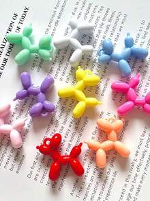 Conjunto de 12 pingentes de cachorro em acrílico, cores sortidas, estilo desenho animado. Lindos pingentes coloridos de cachorro, ideais para artesanato em joias, chaveiros e capas de celular. - Multicolorido - Ver 2