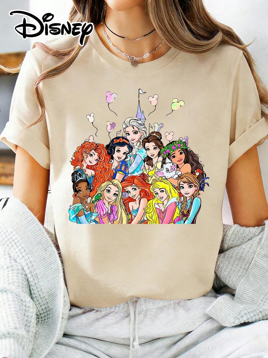 Disney Official Authorization | Women's Street Casual Short-Sleeve T-Shirt, Featuring A Print That Brings Together Multiple Princesses, Including Classic Characters Like Snow White, Elsa, And Merida, Along With A Dreamy Castle And Mickey Mouse Balloon Elements. This Versatile Casual Piece Is Made Of Opaque Fabric, Is Machine Washable, And Is Perfect For Spring And Summer Wear. - 杏色 - 查看 1