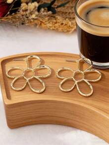 一对简约精致镂空金属四叶草耳钉，适合日常、度假、情人节、斋月、母亲节等场合佩戴，是理想的珠宝礼物之选。 - 金黃色 - 查看 2