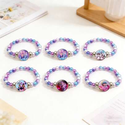 1条2026年最新流行的女士团体手链，甜美、酷炫、活力、梦幻等风格随机搭配，拆开包装还有惊喜哦！珠子精致细腻，佩戴在手上显得洁白优雅。手链弹性十足，贴合手腕，佩戴舒适，不易褪色。