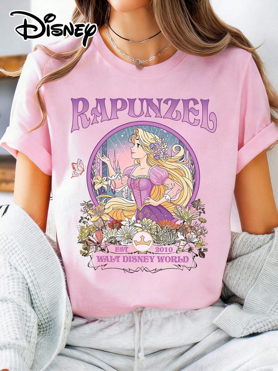 Disney Official Authorization | Women's Street Casual Short-Sleeve T-Shirt. Features Retro Floral Print With Rapunzel (Tangled), Stylish "RAPUNZEL" Lettering, Paired With "WALT DISNEY WORLD Est.2010" Vintage Logo. Made Of Opaque Fabric, Machine Washable, Versatile And Casual, Suitable For Spring And Summer Wear. - 粉色 - 查看 1