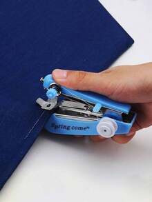 Máy may mini cầm tay, máy may tích hợp, máy may nhanh, máy may di động, máy may kim loại di động, máy may đa chức năng dùng trong gia đình. Đây là dụng cụ may nhỏ gọn và dễ sử dụng, phù hợp cho việc may vá đơn giản và sửa chữa quần áo tạm thời. Không giống như máy may truyền thống, máy không cần nguồn điện cố định hoặc không gian lớn. - Nhiều màu - Xem 3