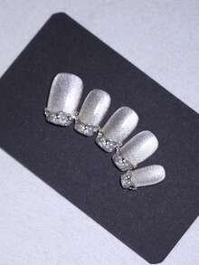10片装奢华闪亮月光石方形短款手工美甲贴纸，饰以银色水钻和珍珠，简约法式风格，持久逼真，适合全年DIY美甲。 - 白色 - 查看 6