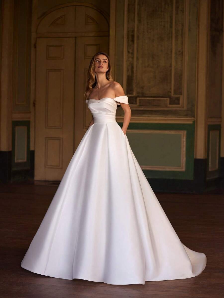 Elegant Boat Neck A-Line Wedding Dress With Chic Open Back In Satin – Sophisticated Floor-Length Bridal Gown Featuring A Graceful Wide Neckline, Daring Rear Cutout, And Lustrous Satin Silhouette, Perfect For Weddings, Christmas Galas, Halloween Balls, Formal Dances, Birthday Celebrations, And Special Evening Events. A Versatile Choice For Wedding Receptions, Holiday Parties, Anniversary Dinners, Luxury Getaways, Black-Tie Occasions, Cocktail Gatherings, Bridal Showers, Wedding Guest Attire, Graduation Formals, Homecoming Events, And As A Timeless Bridesmaid Or Statement Evening Gown. - 白色 - 查看 1