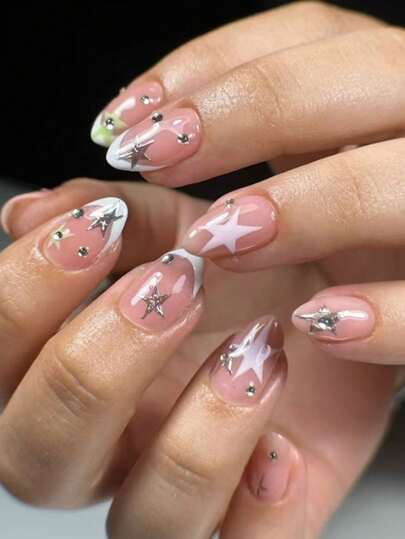 短指甲，透明粉色底，白色边缘，点缀星星和水钻，甜美闪亮。适合日常休闲、约会、朋友聚会等各种场合，展现青春甜美优雅的气质。新款美甲产品，粉色指甲，杏仁形指甲贴纸，美甲艺术，指甲装饰，短指甲贴纸，鸭子指甲，亚克力美甲套装，亚克力指甲贴纸。