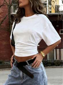 Thiết kế xếp ly bên hông, tay ngắn dáng rộng, vai rớt, cổ tròn cổ điển, áo thun trắng tay ngắn dáng lửng, phong cách đường phố cá tính, thích hợp cho những buổi đi chơi và hẹn hò hàng ngày, thời trang xuân hè, trang phục thường ngày. - trắng - Xem 2
