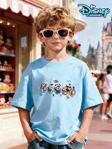 Disney Cruise Line Logo Print Crew Neck T-Shirt For Boys Aged 3-12, 100% Cotton Short-Sleeved. The Back Features "IN MY DISNEY CRUISE ERA" In Large Letters, Along With All The Characters And Nautical Elements Like Anchors And Lifebuoys. The Front Shows A Character Waving From The Porthole With The Same Logo. Can Be Paired With Jeans, Athletic Shorts, Or Casual Sportswear. Suitable For Family Trips, Theme Park Outings, School Activities, Club Activities, Outdoor Picnics, Etc. Skin-Friendly, Sweat-Wicking Cartoon Top, Meeting The Needs Of Boys' Cruise Line Style And Various Occasions. - 淺藍色 - 查看 2