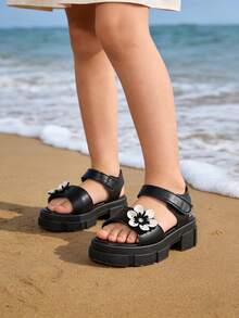 Sandal anak perempuan dengan sol tebal dan lembut ini memiliki tali berhiaskan motif bunga, gaya musim panas yang modis dan cocok untuk anak usia 3 hingga 15 tahun untuk dipakai saat bermain di luar ruangan dan di pantai. - Hitam - View 8