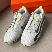 Nike ISOFLY SE (GS) 儿童低帮轻便透气运动休闲鞋 - 灰色/黑色/綠色 - 查看 3