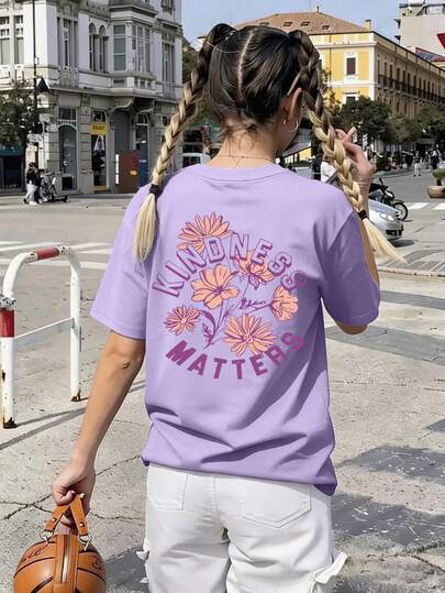 这款休闲紫色圆领儿童T恤采用创意花卉印花设计，非常适合女孩和稍大一些的儿童穿着。它适合上学、购物、街头穿搭和度假穿着。不仅适合日常穿着，也是馈赠亲朋好友的绝佳礼物。