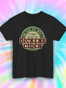 1 camiseta de moda para hombre con estampado "DICKENS CIDER" - 100% algodón, cuello redondo, manga corta, top casual de verano, tejido de punto de elasticidad media, corte regular, camiseta ligera que absorbe la humedad. - Negro - Ver 2