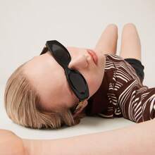 Miu Miu Gafas de sol ovaladas de estilo retro para mujer, con marco negro y logotipo dorado, gafas de sol de diseñador de moda adecuadas para el verano, la playa y los viajes - Negro - Ver 3