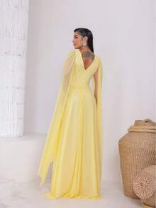 Long, Matte Yellow Party Dress For Bridesmaids At A Daytime Wedding With A Removable Cape And Metal Detail. - 黃色 - 查看 4