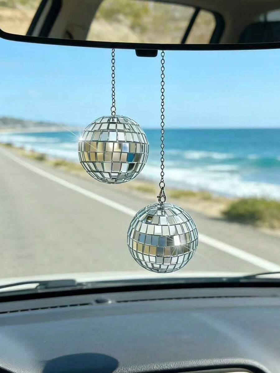 这款迪斯科球汽车内饰悬挂装饰品是一款引人注目的配件，在阳光下会发出五彩缤纷的光芒。 - 迪斯可球掛飾 - 查看 1