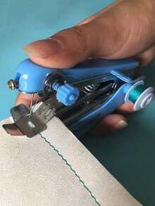 Máy may mini cầm tay, máy may tích hợp, máy may nhanh, máy may di động, máy may kim loại di động, máy may đa chức năng dùng trong gia đình. Đây là dụng cụ may nhỏ gọn và dễ sử dụng, phù hợp cho việc may vá đơn giản và sửa chữa quần áo tạm thời. Không giống như máy may truyền thống, máy không cần nguồn điện cố định hoặc không gian lớn. - Nhiều màu - Xem 4