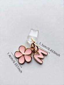 Fleur de Sakura rose en alliage de silicone 2-en-1 Fleur de Sakura rose + 26 lettres Bouchon anti-poussière pour port de charge de téléphone, pendentif en alliage exquis, doux et mignon pour accessoire de mode, décoration pour port de charge de smartphone, tablette, écouteur, Kindle, bouchon anti-poussière et anti-humidité transparent en silicone, convient comme petit cadeau, étanche, compatible avec les séries de téléphones Lightning/Type-C et autres Android/Apple 17/16/15, cadeau d'anniversaire de printemps - Rose bonbon - Voir 3