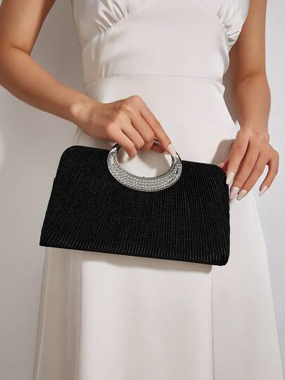 REMANLAND 这款奢华闪耀的黑色褶皱手拿包，饰有水晶镶嵌的环形手柄，采用纹理褶皱设计，并点缀以璀璨夺目的水晶。无论是红毯活动、正式舞会还是盛大晚宴，都能完美驾驭，尽显永恒魅力，彰显个性风采。是喜爱闪耀光芒的女性的理想之选。