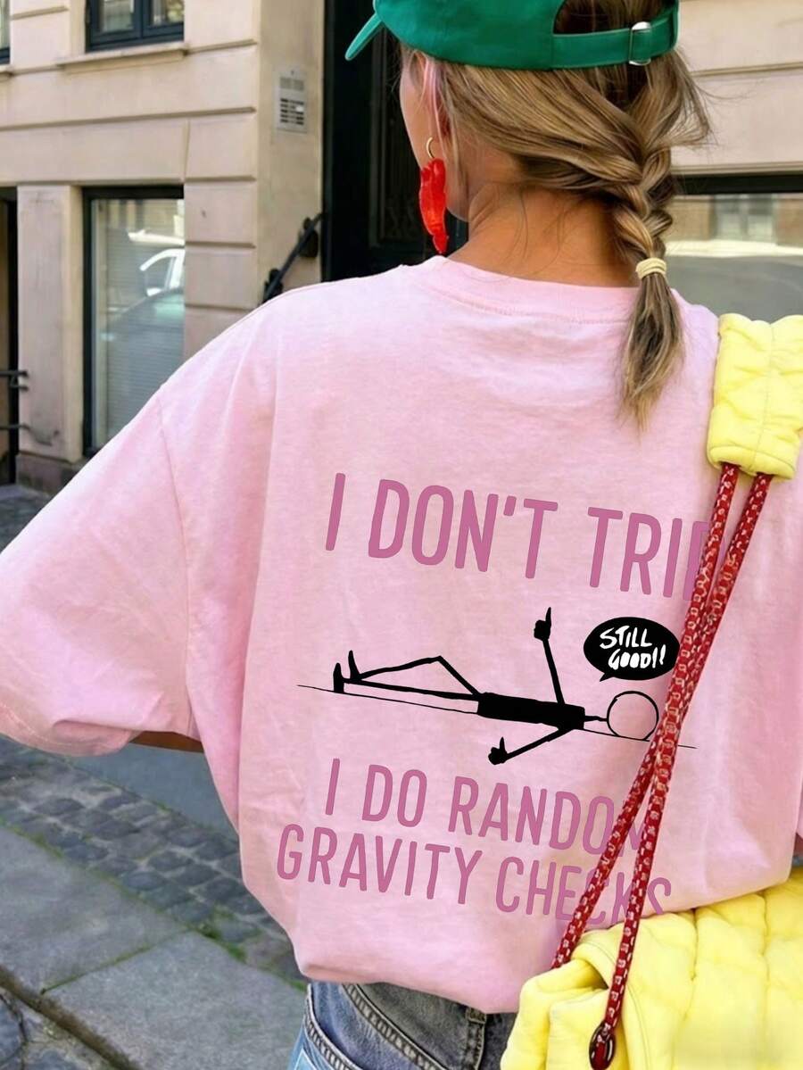 一件女士夏季圆领短袖T恤，印有“我没绊倒，我只是在做随机重力测试”和积极态度英文图案。 - 粉色 - 查看 1