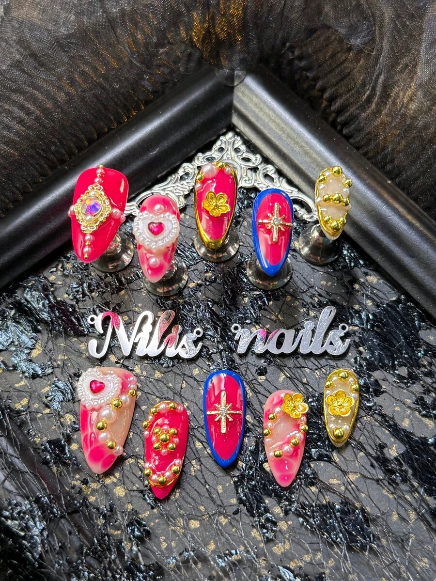 10片手工全包杏仁形穿戴甲，亮粉色，3D金色花朵、愛心與水鑽裝飾，可拆卸重複使用，四種尺寸可選，巴洛克甜美假指甲，適合派對與日常佩戴，附果凍膠與指甲锉