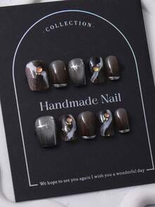 Set de 10 piezas de cubiertas de uñas cuadradas cortas estilo europeo, tema negro de Y2K y diseño de degradado pintado a mano con flores. 1 pieza de gel de gelatina y 1 pieza de lima de uñas. Perfecto para la vida diaria y para disfraces en el festival de música de Coachella, uñas postizas y productos para el cuidado de las uñas. Uñas postizas hechas a mano - Negro - Ver 1