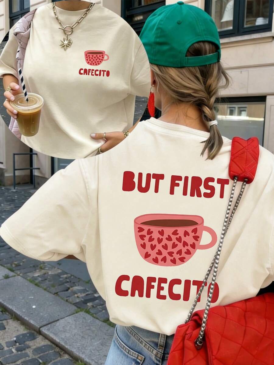 这款大码女式休闲T恤采用复古风格设计，饰有咖啡杯和爱心图案，圆领短袖。T恤上还印有“But First, Coffee”（但首先，一杯咖啡）字样，非常适合中年大码女性在度假时穿着。夏季 - 杏色 - 查看 1