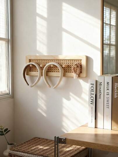 رف تخزين جداري مزخرف من الخيزران باللون الطبيعي للخشب، بطراز ريفي مستطيل معلق على الحائط مع 4 خطاطيف لتعليق المفاتيح والأوشحة والإكسسوارات، مناسب لغرفة النوم وغرفة المعيشة ومدخل المنزل