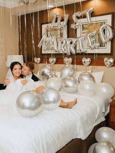 31件套 - 新婚祝贺气球套装，包含一个16英寸“新婚祝贺”铝箔气球、银色和白色乳胶气球，适用于婚礼派对装饰、婚礼宴会厅、新娘送礼会、单身派对、订婚派对装饰、婚礼主题派对装饰。
