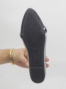 Zapatos planos para mujer talla 35-45, zapatos planos elegantes de unicolor con cadena de metal, zapatos cómodos de slip-on para oficina y uso al aire libre, nuevos zapatos planos versátiles de piel de PU con puntera puntiaguda en negro/blanco/dorado/plateado para primavera/otoño, zapatos ligeros y transpirables para vestir, regalo del Día de la Madre - PU plateado y negro - Ver 9
