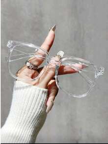 Kính gọng vuông unisex, tròng kính trong suốt, kiểu dáng thời trang để đeo hàng ngày. Kính gọng lớn kiểu dáng sinh viên giúp định hình đường nét khuôn mặt. Thích hợp để đọc sách/chơi game/xem TV/sử dụng điện thoại trong nhà để bảo vệ thị lực, cũng phù hợp cho kỳ nghỉ hè, bãi biển, tiệc tùng, chụp ảnh đường phố không trang điểm và các dịp khác để làm đẹp. - Nhiều màu - Xem 4