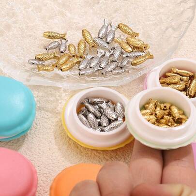 1个精美塑料材质马卡龙包装盒，内含10个304不锈钢镀18K金大小鱼形串珠吊坠，带孔，可用于DIY饰品制作，女士不锈钢饰品配件，适用于女士项链和手链制作，盒子颜色随机