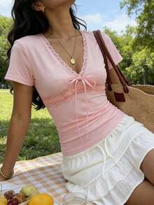 女士撞色蕾丝系带V领粉色衬衫，适合约会、毕业季、校园、购物、散步、夏季穿着，短袖T恤 - 淺粉色 - 查看 3