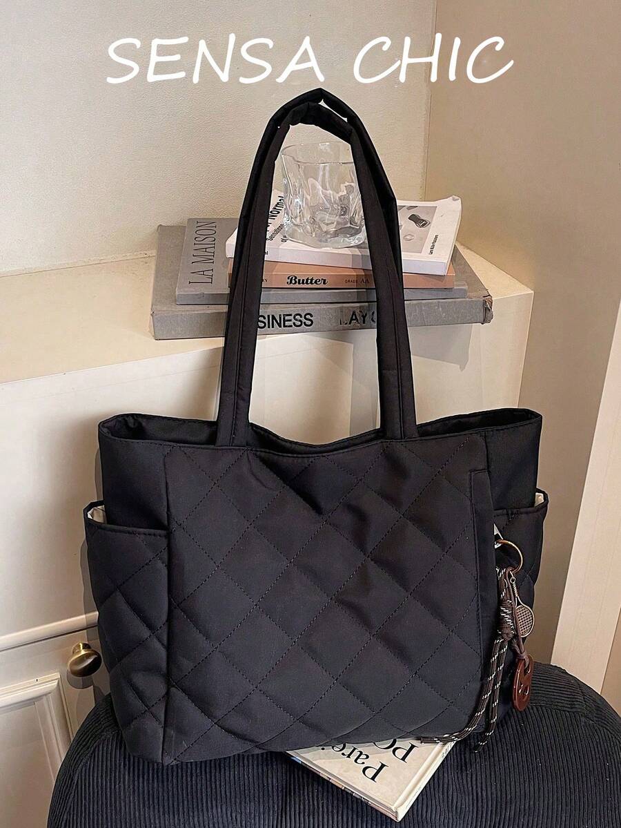 Chiếc túi đeo vai thời trang cỡ lớn, màu trơn này có thiết kế hai quai xách, được trang trí bằng mặt dây chuyền hình bánh quy tròn. Túi nhẹ và dễ mang theo. Kết hợp chức năng của ví nữ, túi vải kiểu sinh viên và túi xách thông thường, đây là lựa chọn lý tưởng cho các chuyến đi chơi và du lịch hàng ngày, và là vật dụng không thể thiếu trong ba lô.