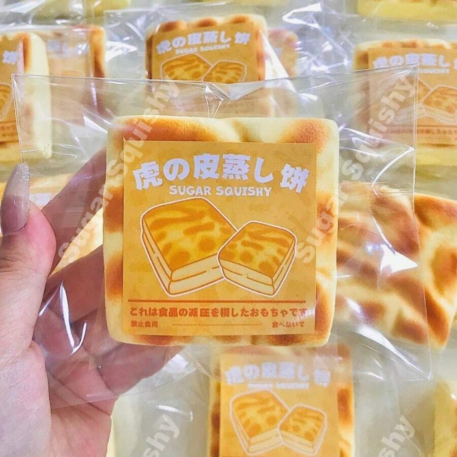 1个柔软虎纹面包捏捏减压玩具 - 趣味柔软触感，类似黏土的质地 - 柔软饺子皮材质，奶香虎纹逼真柔软慢回弹玩具 - 自闭症感官玩具，慢回弹桌面装饰减压玩具，复活节派对送给朋友的最佳礼物 - 彩色 - 查看 1
