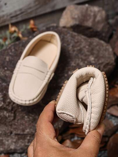 儿童乐福鞋一双，软底防滑休闲鞋，时尚英伦风，男女童皆宜，春秋季校服及户外活动穿着