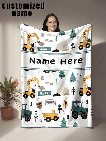 1 pièce Couverture personnalisée avec thème de véhicules de construction, fond blanc avec pelle mécanique imprimée, camion à benne basculante, tracteur, pins, montagnes, panneaux de signalisation, style vibrant et ludique, en flanelle tricotée avec impression numérique, confortable pour toutes les saisons, personnalisable avec nom, surnom, numéro chanceux