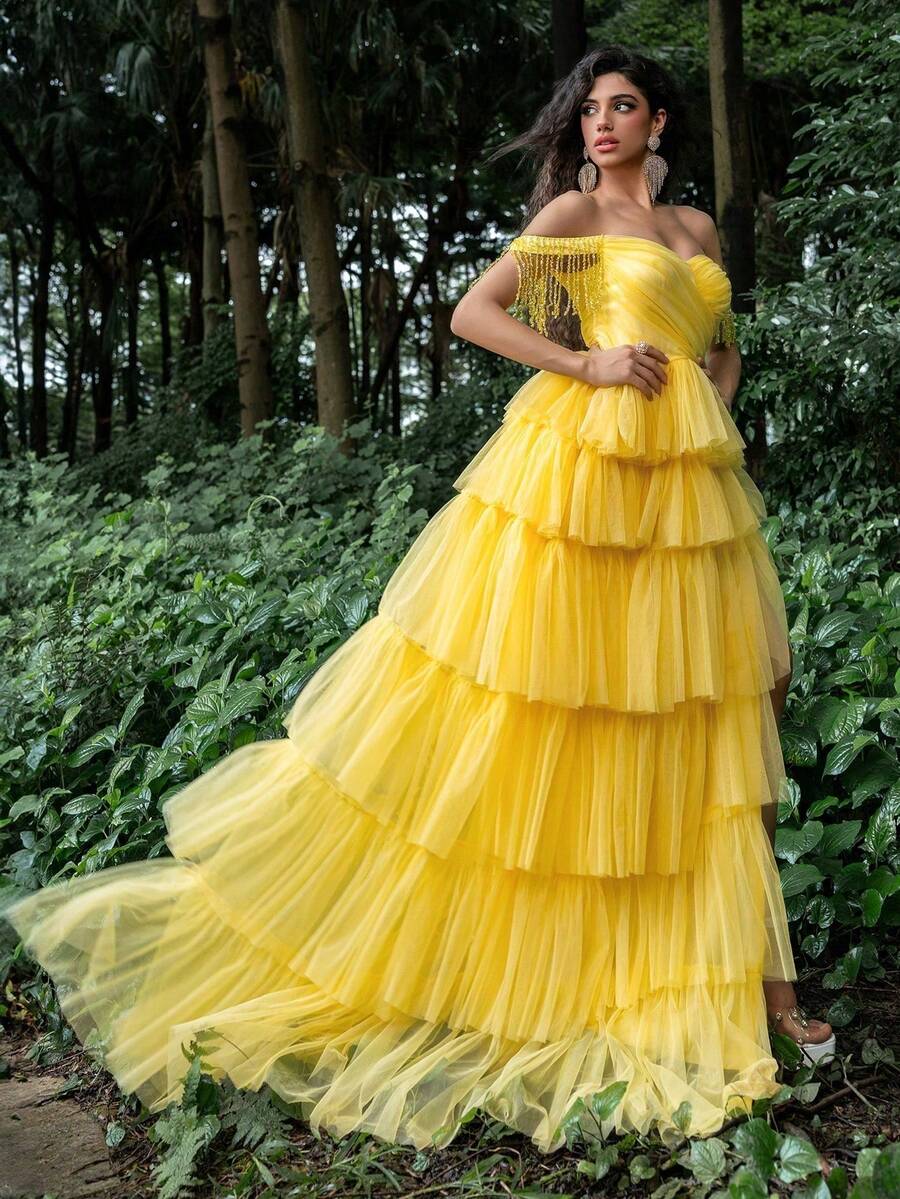 Faeriesty Đầm dạ hội trễ vai, thiết kế buộc dây sau lưng và xẻ tà cao, trang trí tua rua cầu kỳ ở vai, đầm chữ A xếp tầng, eo đính trang sức, thích hợp cho các dịp trang trọng, dạ hội, thảm đỏ, đám cưới thắt cà vạt đen, tiệc sang trọng mùa xuân. - Màu vàng - Xem 1