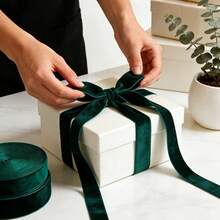 1条4.57米/15英尺橄榄绿单面无弹力彩色植绒缎带，植绒缎带，植绒蝴蝶结缎带，适用于DIY服装、圣诞树、橱柜、圣诞节、情人节节日装饰（由于手工测量，长度可能略有不同） - 墨綠色 - 查看 3