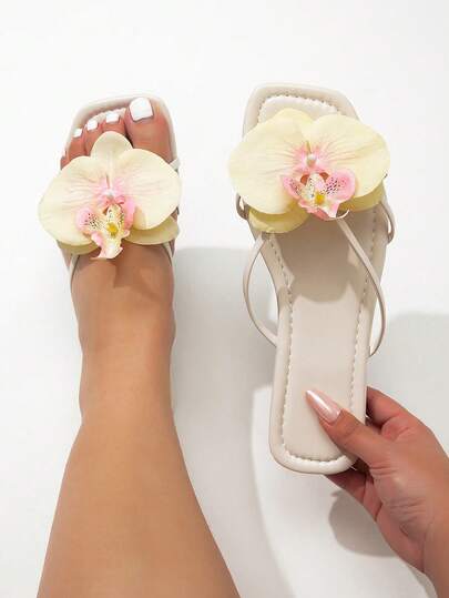 Dép xăng đan nữ dáng rộng, họa tiết hoa lan bướm, màu vàng, kiểu dáng đế bằng, thích hợp cho kỳ nghỉ hoặc mặc hàng ngày, dép xỏ ngón, phù hợp với trang phục mùa xuân hè.