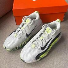 Nike ISOFLY SE (GS) 儿童低帮轻便透气运动休闲鞋 - 灰色/黑色/綠色 - 查看 1