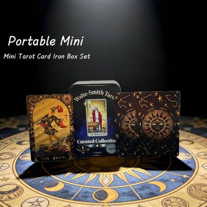 Juego de Tarot compacto y plegable en lata negra y dorada (incluye mini cartas de Tarot, caja de lata, bolsa de terciopelo, guía en inglés) - Baraja completa de 78 cartas de Tarot Waite-Smith - Material resistente al agua y al desgarro de PET con lámina - Para principiantes y expertos, 2.24* 3.43in (5.7cm*8.7cm), Destino, Adivinación, Cartas Oráculo, Navidad, Halloween, Acción de Gracias, Regalo, Futuro, Destino, Profecía, Presente