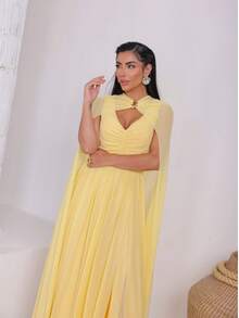 Long, Matte Yellow Party Dress For Bridesmaids At A Daytime Wedding With A Removable Cape And Metal Detail. - 黃色 - 查看 2