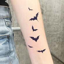 AMIFANS 临时纹身贴纸，图案为飞翔的蝙蝠，半永久纹身，可持续1-2周，持久性强，果汁纹身，逼真纹身，浪漫纹身，仿真纹身，防水，外观逼真，小众设计纹身，水果纹身，植物纹身 - 黑色 - 查看 4