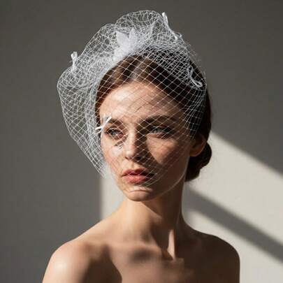 1件简约时尚新娘鸟笼面纱，遮盖面部，新娘配饰，适合婚礼、宴会、舞会、伴娘等场合。