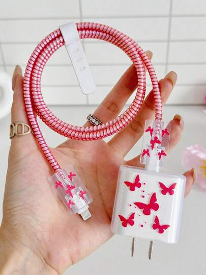 Juego protector de cargador con estampado de mariposa roja, compatible con cargadores Apple de 18/20W. El juego incluye un protector de cable de datos para evitar la rotura del cable. Diseño japonés y coreano lindo y elegante, un regalo perfecto de vacaciones para tu mejor amiga o novia.