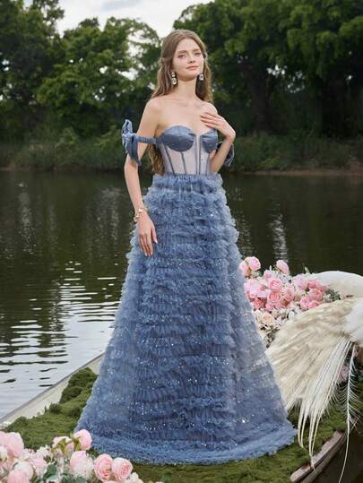 Faeriesty 优雅露肩正式礼服，层叠荷叶边薄纱裙摆和教堂式拖尾——奢华精致的设计，适合正式晚宴、婚礼宾客着装、新娘写真、红毯活动、奢华晚宴庆典。